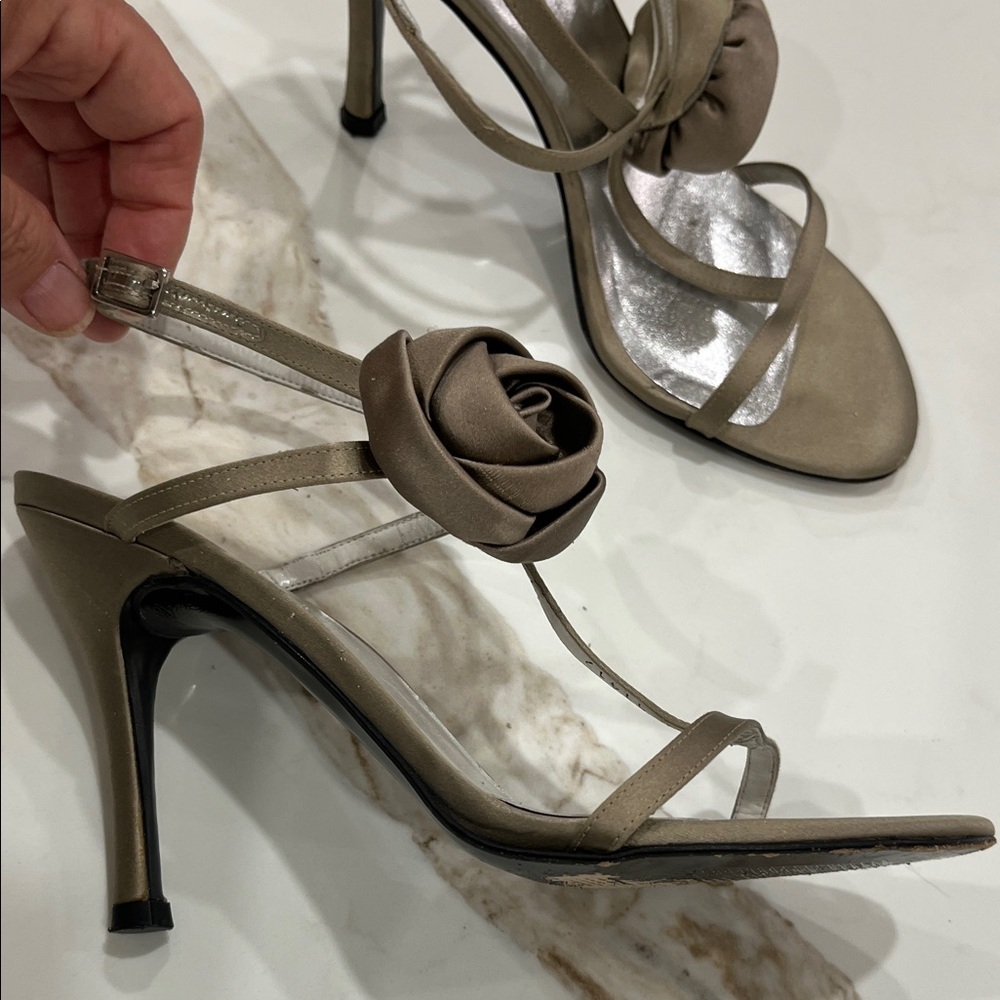 VGUC Stuart Weitzman satin finish t strap ankle rosette strap 4” heels